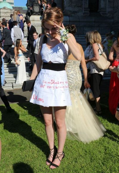 Девушка сделала платье для выпускного из тетради по математике