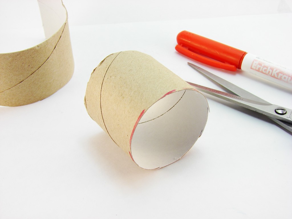Пасхальные поделки своими руками: подставка для яйца из втулки от туалетной бумаги