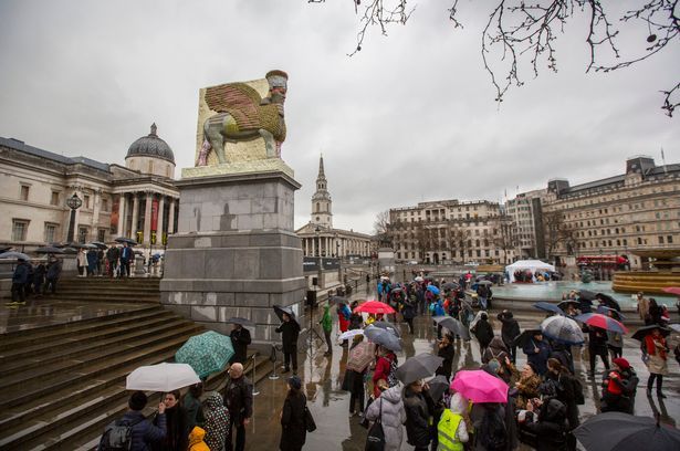 В Лондоне установили копию древней статуи из жестяных банок